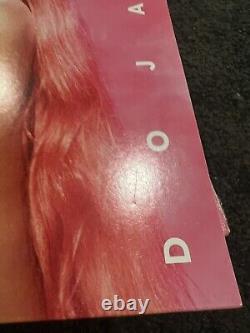 Vinyle de couleur rose vif signé et autographié par Doja Cat