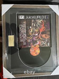 Vinyle signé et encadré de Juice Wrld avec certificat d'authenticité.