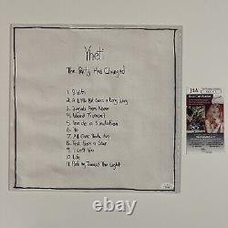 Yheti a signé le vinyle de l'album 'The Party Has Changed' avec une certification d'authenticité JSA
